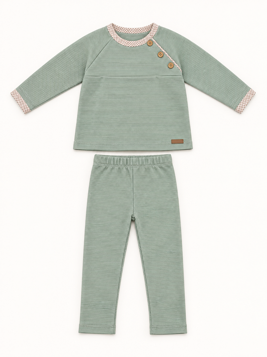 Conjunto de niña verde con cuello y puños claros
