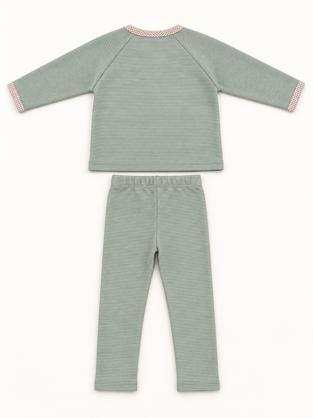 Conjunto de niña verde con cuello y puños claros