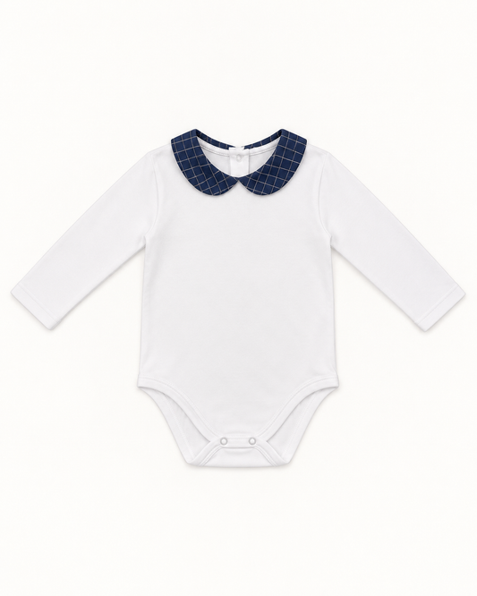 Body de bebé blanco con cuello azul marino