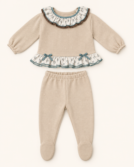 Conjunto de bebé beige con detalles florales azules