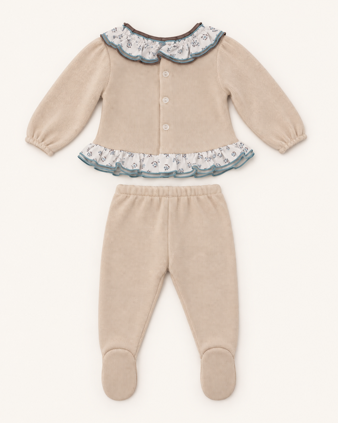 Conjunto de bebé beige con detalles florales azules
