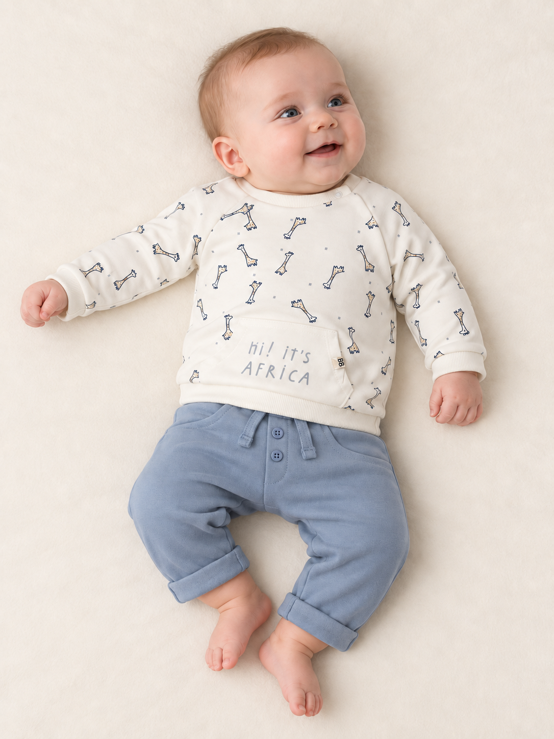 Conjunto de bebé con jirafas y pantalón azul