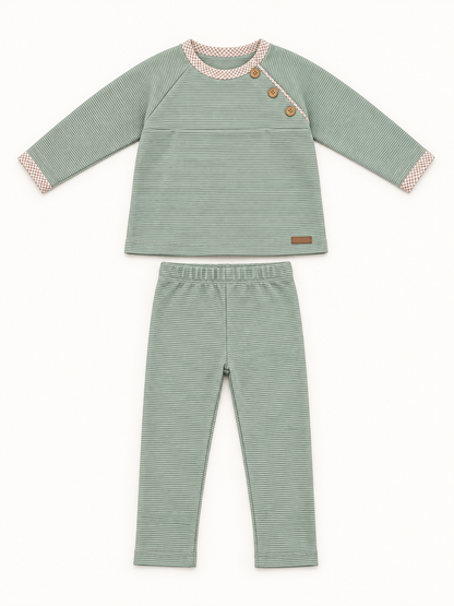 Conjunto de niña verde con cuello y puños claros