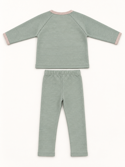 Conjunto de niña verde con cuello y puños claros