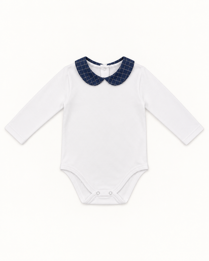 Body de bebé blanco con cuello azul marino