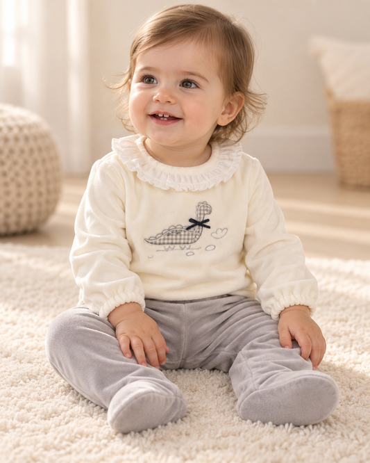 Pijama de bebé blanco y gris