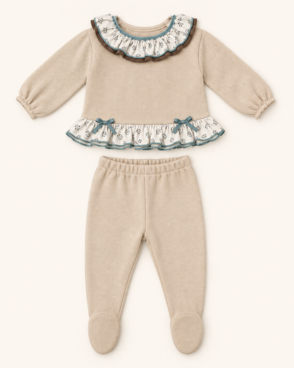 Conjunto de bebé beige con detalles florales azules