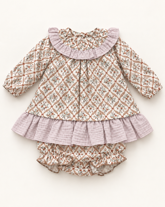 Conjunto de bebé estampado con volantes lila