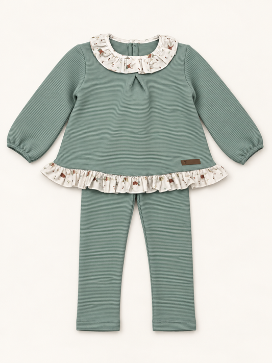 Conjunto de niña verde con volantes florales