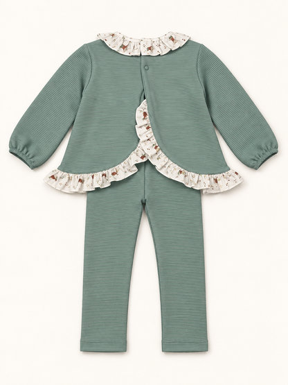 Conjunto de niña verde con volantes florales