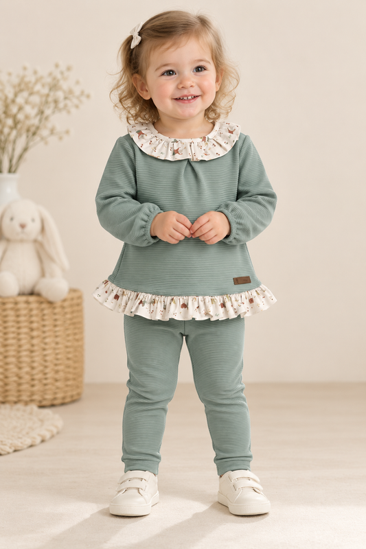 Conjunto de niña verde con volantes florales